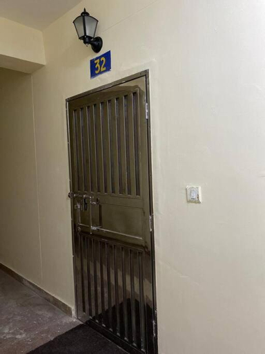 Others 5, home away from home close to Delhi Airport and Metro two bedroom, West