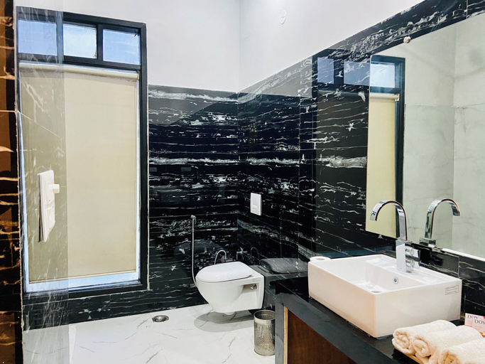Bathroom 3, Spring Gardens And Farmstay, Amritsar