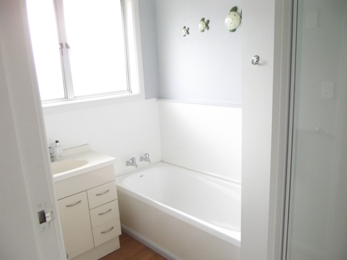 Bathroom 5, Admiral Motel, Christchurch