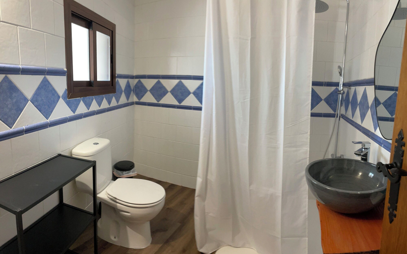 Bathroom 4, Cuevas El Atochal Orígenes, Granada