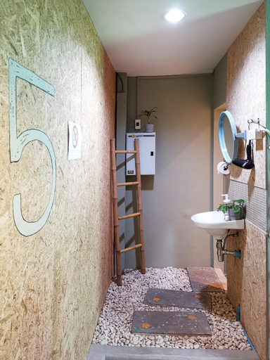 Bathroom 13