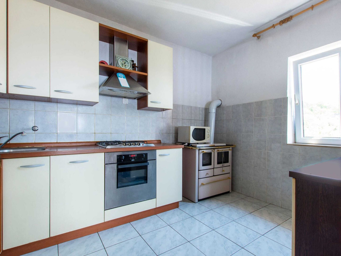 Others 5, Welcoming Apartment in Tribanj With Terrace, Starigrad
