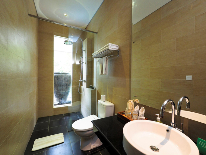Bathroom 13