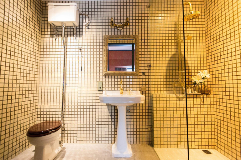 Bathroom 12