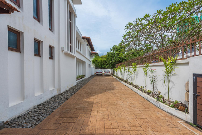 Exterior & Views