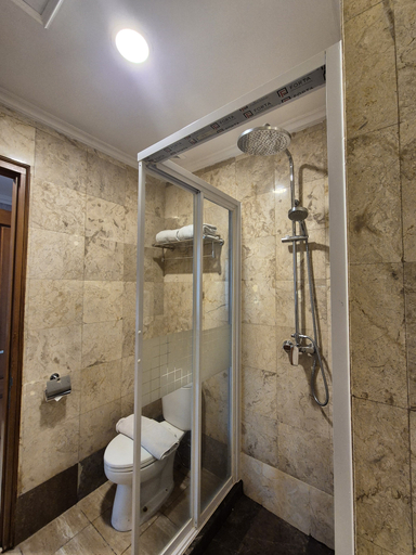 Bathroom 5, GiiA Maluku Hotel, Jakarta Pusat