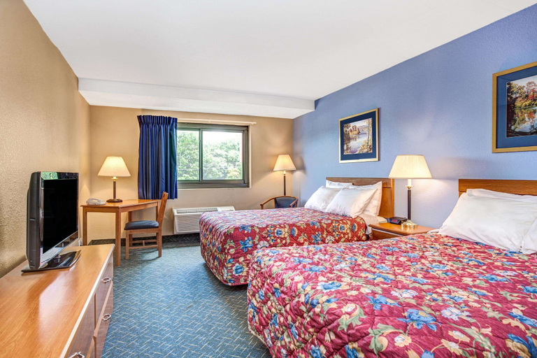 Bedroom 3, Super 8 by Wyndham Mahwah, Bergen
