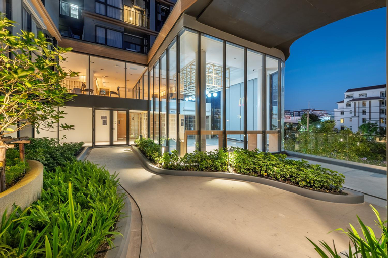 Exterior & Views