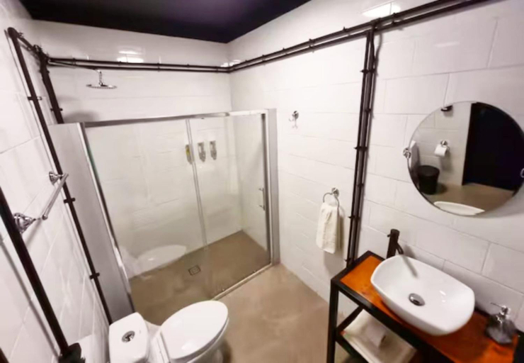 Bathroom, Tinka, Santiago