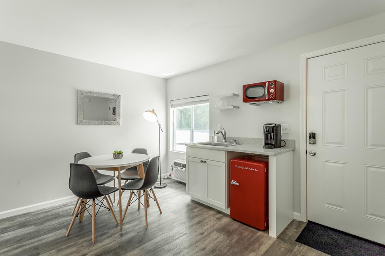 Others 4, 01 The Eames Suite - A PMI Scenic City Vacation Rental, Hamilton