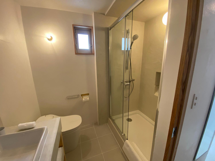 Bathroom 2, HUB INN 離れ, Onomichi
