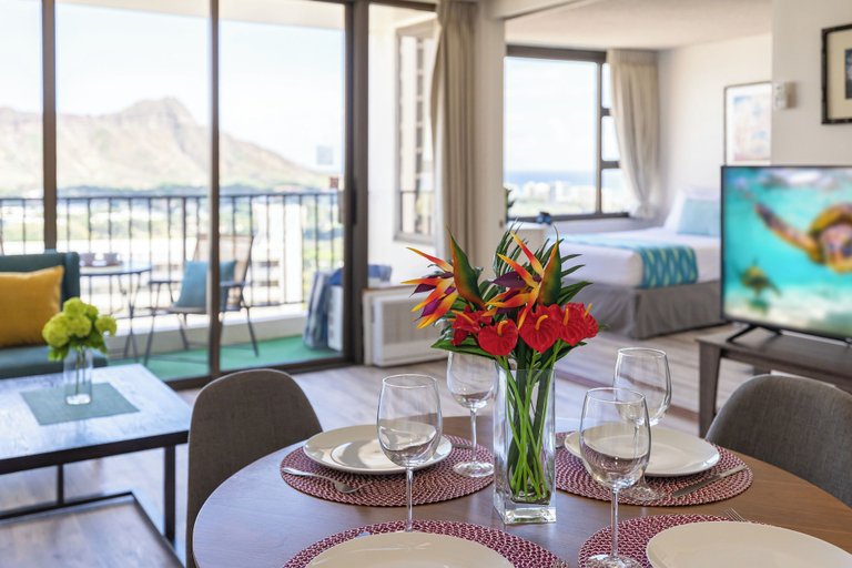 Food & Drinks 5, Diamond Head and Partial Ocean views with 2 Beds and Parking, Honolulu