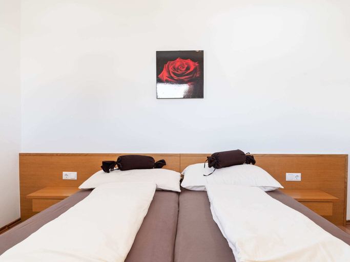 Bedroom 4, Apartment in Saalfelden Near Ski Slopes, Zell am See