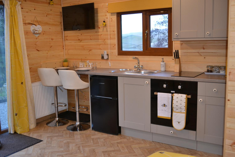 Others 5, The Hive Lodge Cabin with 3 peak views, Ribblehead, Settle, North Yorkshire