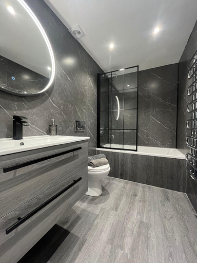 Bathroom, Poppy Cottage, Pembrokeshire
