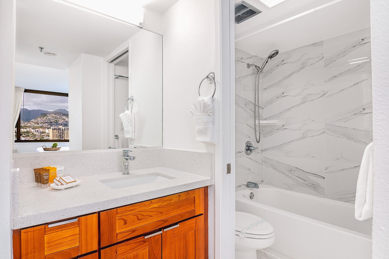 Bathroom 4, Mountain View Near Waikiki Beach w/ 2 Beds and Parking, Honolulu