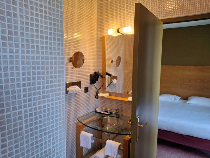 Bathroom 4, La Tour Maje, Rodez, Aveyron
