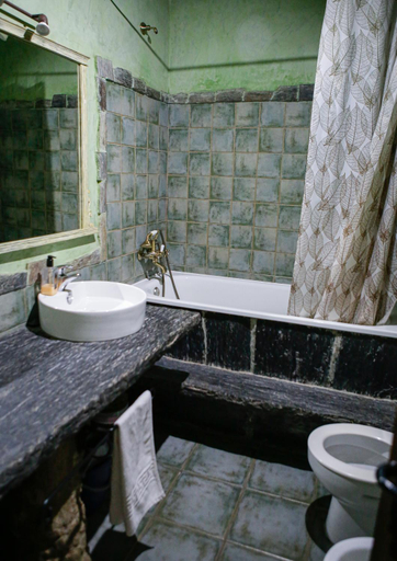 Bathroom 2, Camino de Hierro, Salamanca