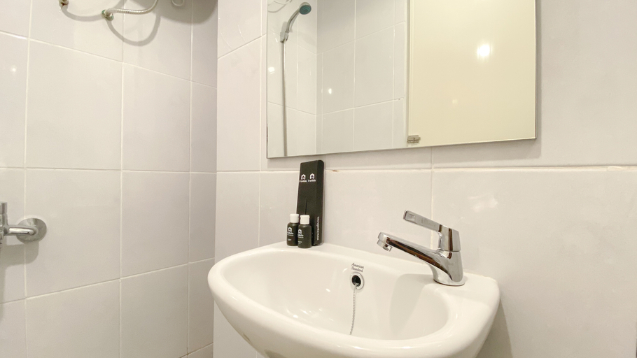 Bathroom 5, Cozy Stay Studio at Tokyo Riverside PIK 2 Apartment By Travelio, Tangerang