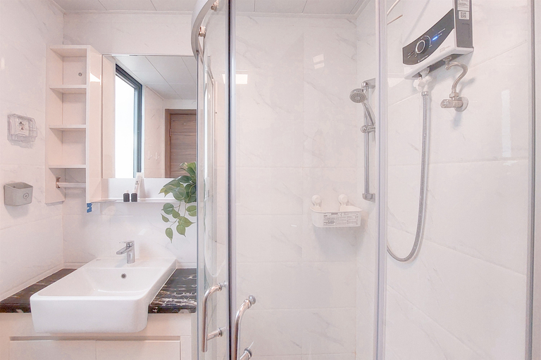Bathroom 5, Best SpacIous and Homey 3BR Sky House BSD Apartment By Travelio, Tangerang Selatan