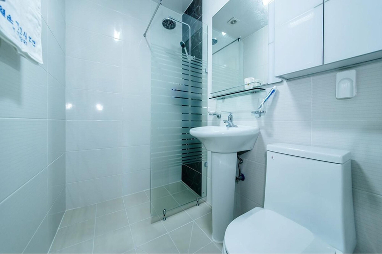 Bathroom, Seogwipo Gaetkeusi Pension, Seogwipo