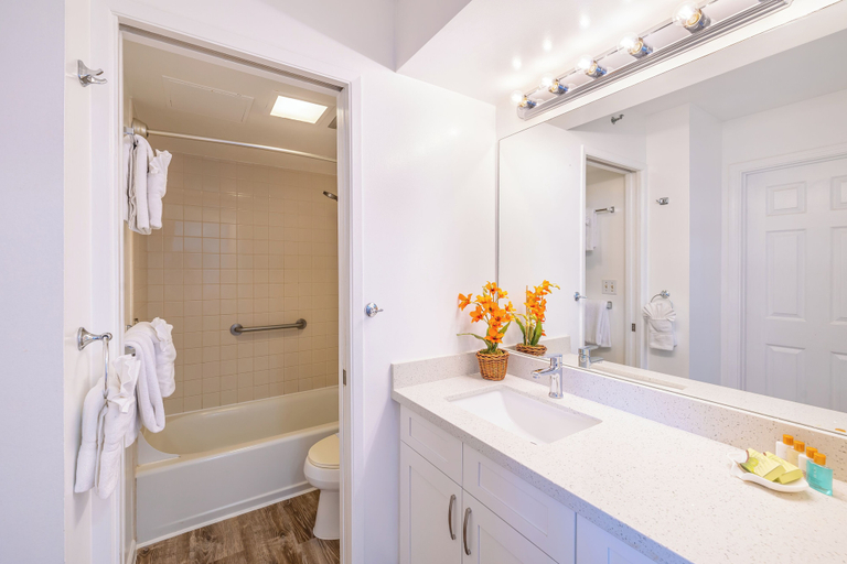 Bathroom 4, Diamond Head and Partial Ocean views with 2 Beds and Parking, Honolulu