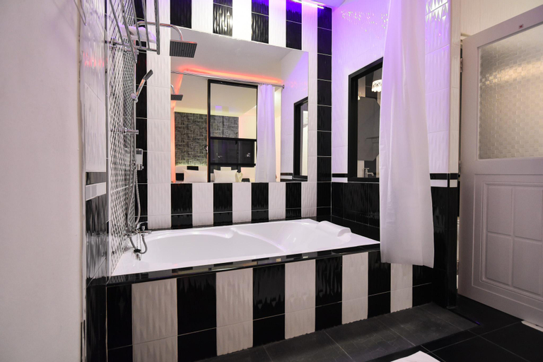 Bathroom 7