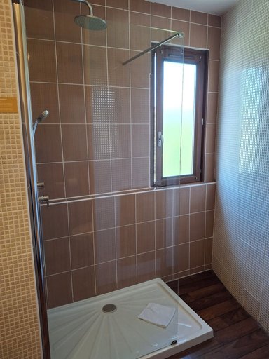 Bathroom 4, La Tour Maje, Rodez, Aveyron