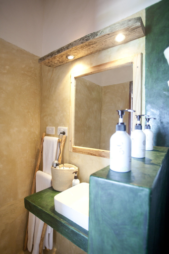 Bathroom 3, Pili Pili House, Kusini