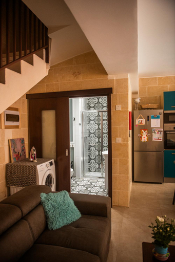 Bathroom 2, Ta Naqcil