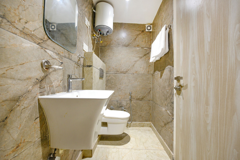 Bathroom 5, Fabhotel Luxury Inn Adarsh Nagar, Delhi