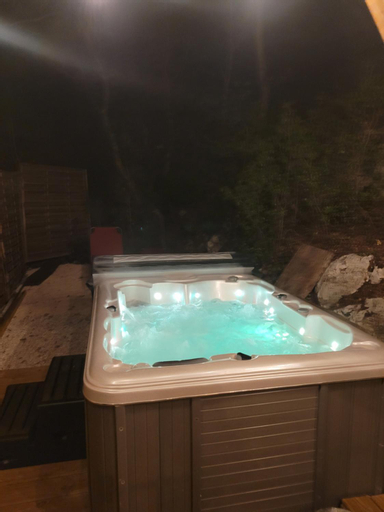 Sport & Beauty 4, LOVE Room Danslesbois avec spa, Bouches-du-Rhône