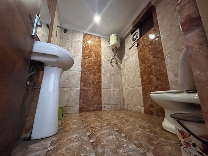 Bathroom 2, Hotel HONEY N SPICE, Kangra