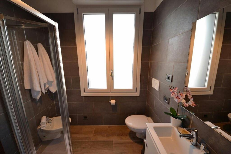 Bathroom 3, Alla Favorita, Vicenza
