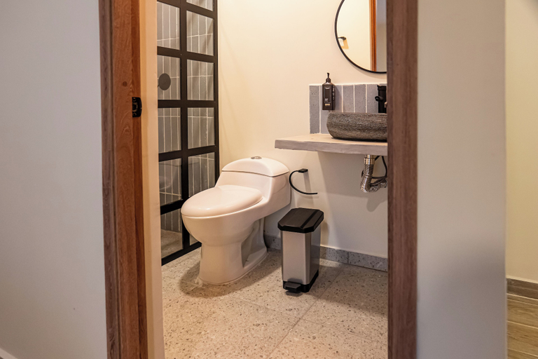 Bathroom 3, Monte Pueblo, Filandia