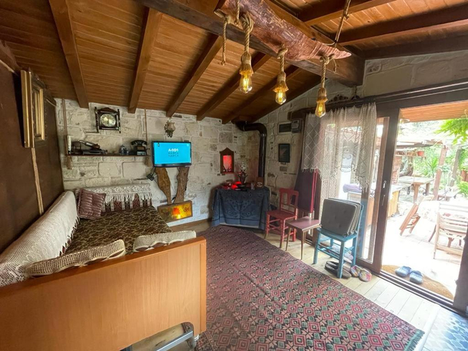 Others 5, Palmiye Evi, Foça