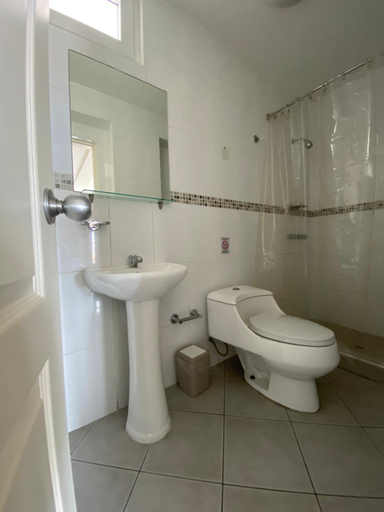 Bathroom 3, The Point Hostels Miraflores, Lima