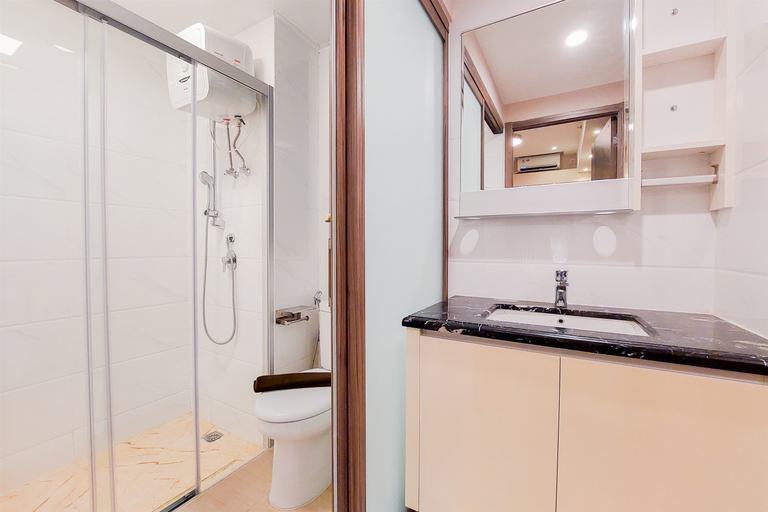 Bathroom 5, Modern and Nice 2BR at 30th Floor Sky House BSD Apartment By Travelio, South Tangerang
