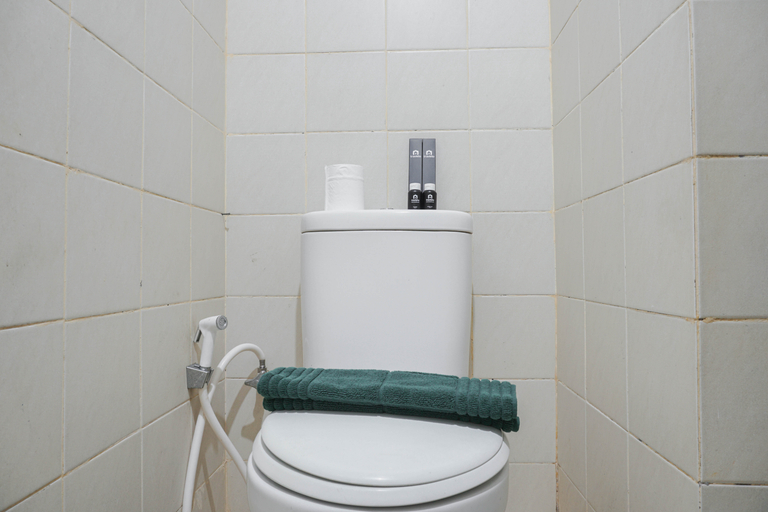 Bathroom 5, Nice and Warm Studio at Belmont Residence Puri Apartment By Travelio, Jakarta Barat