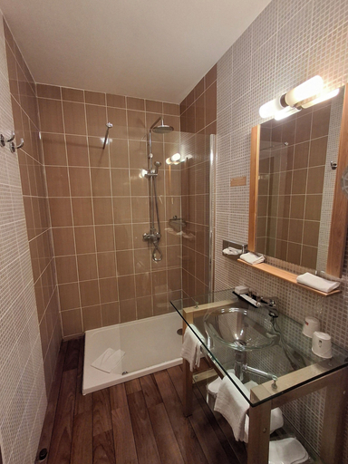 Bathroom 4, La Tour Maje, Rodez, Aveyron