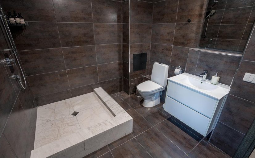 Shower 4, Entire House - Cityscape Retreat: The View, Tbilisi