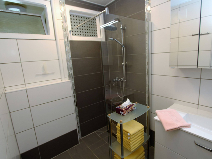 Bathroom 5, Sunlit Cabin with Hot Tub in Turracherhohe, Murau