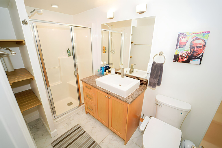Bathroom 4, Illuminati Guest House, Capital