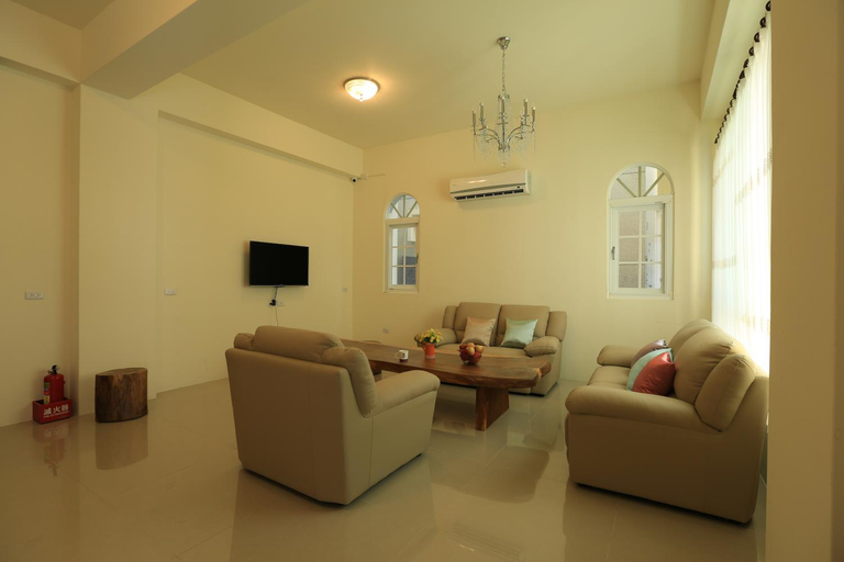 Shared lounge/TV area 3, Blue sky holidays B&B, Taitung