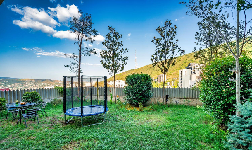 Garden 3, Entire House - Cityscape Retreat: The View, Tbilisi