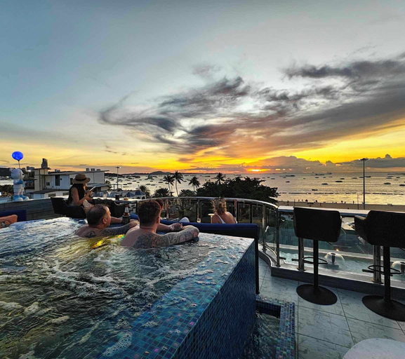 The Globe Hotel Bar and Restaurant, Pattaya