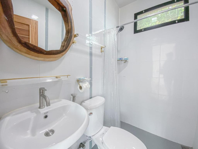 Bathroom 5, Samet Nangshe Goodview, Takua Thung