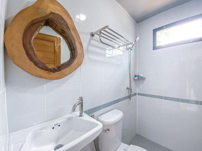 Bathroom 5, Samet Nangshe Goodview, Takua Thung