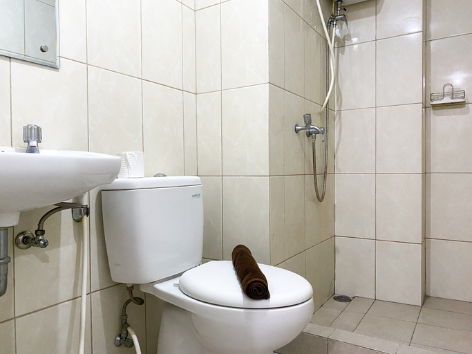 Bathroom 2, Comfortable and Nice 2BR at Springlake Summarecon Bekasi Apartment By Travelio, Bekasi