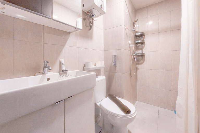 Bathroom 5, Good and Modern 2BR at Citra Living Apartment By Travelio, Jakarta Barat